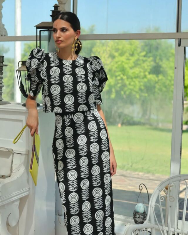 La elegancia del negro y blanco siempre es insuperable ….ya Coco Chanel lo definía como "símbolo de equilibrio, clase y sencillez “ 

#lookinvitada #elegancia #invitadaconestilo #tiendamultimarca #marcasespañolas #granadaespaña #lafamiliamujer #lafamiliamujeronline
